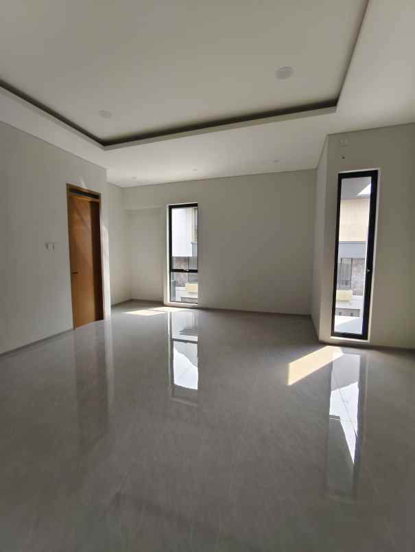 dijual rumah jl setraduta