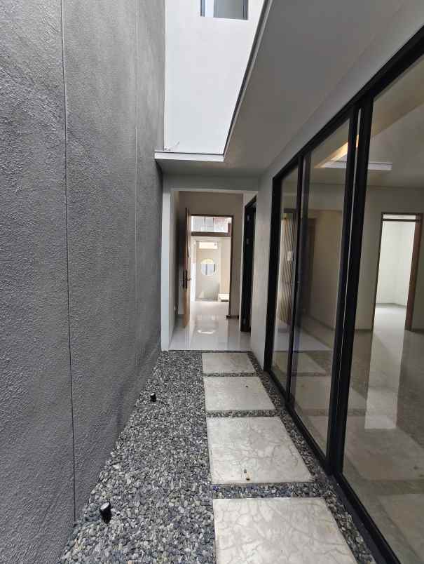 dijual rumah jl setraduta