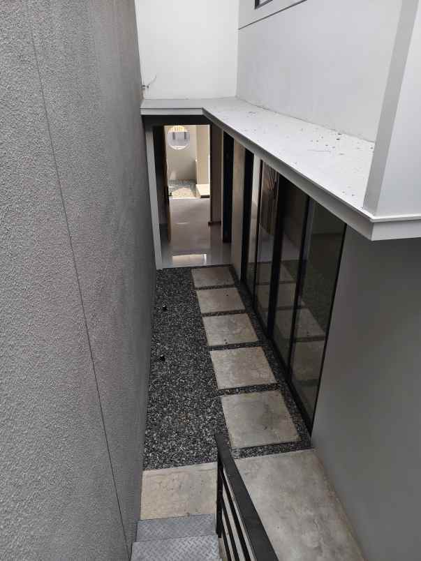 dijual rumah jl setraduta