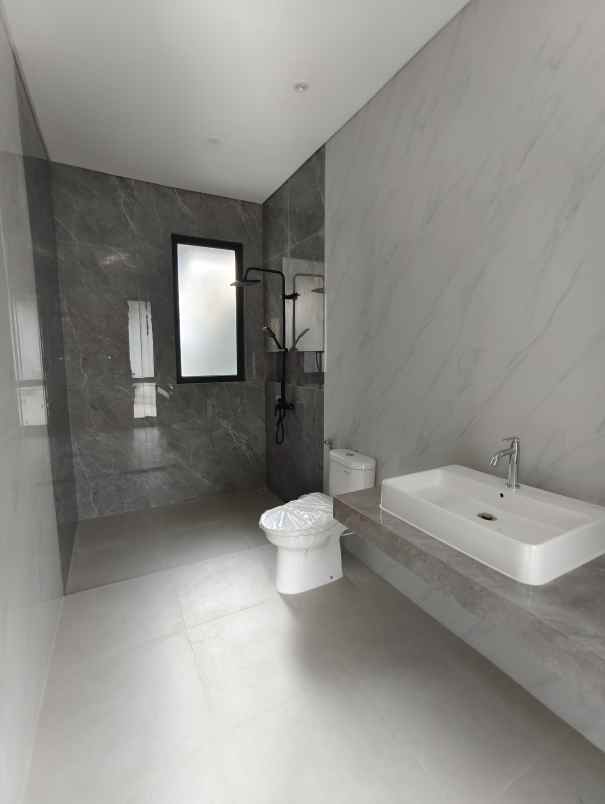 dijual rumah jl setraduta