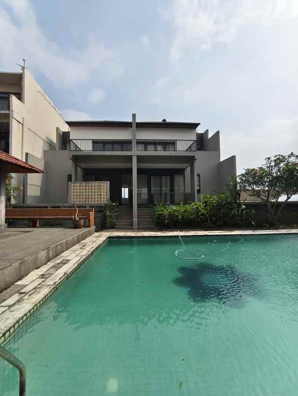 dijual rumah jl setraduta