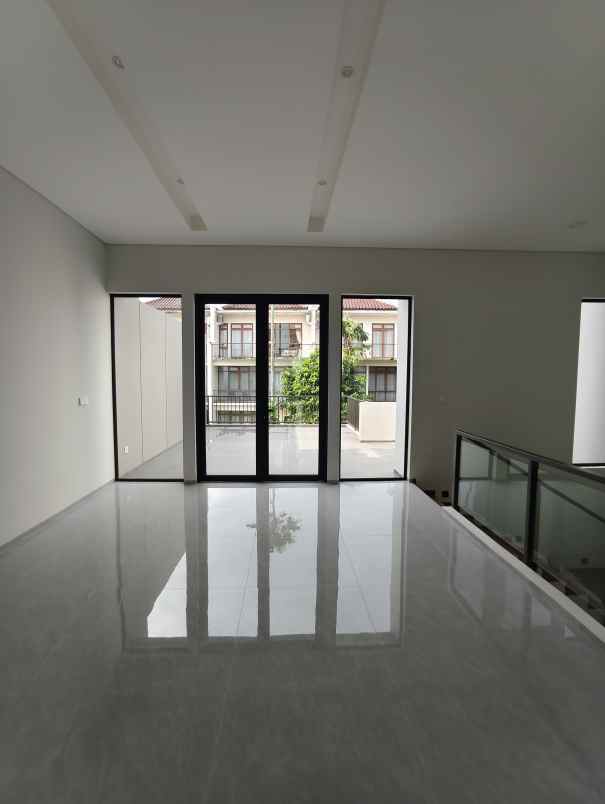 dijual rumah jl setraduta