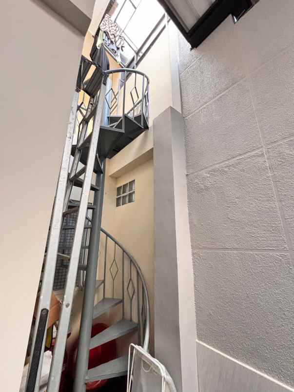 dijual rumah komplek baros