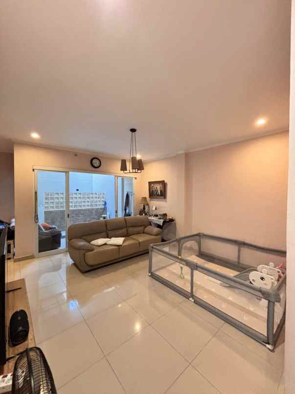 dijual rumah komplek baros