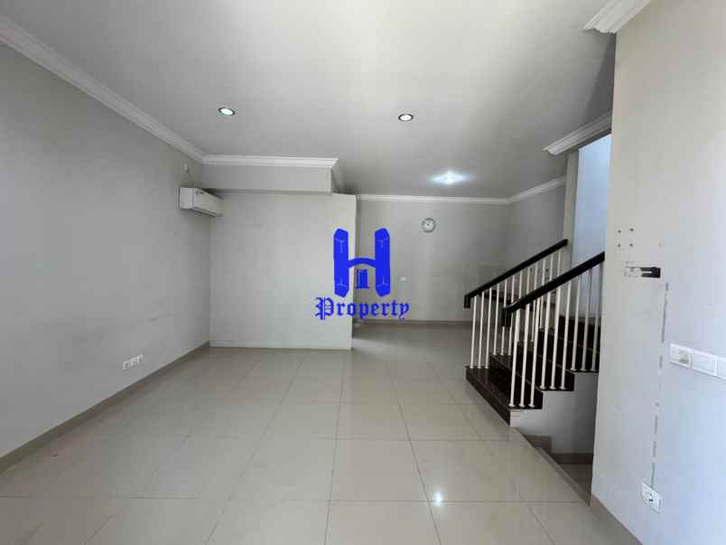 dijual rumah komplek citraland gama