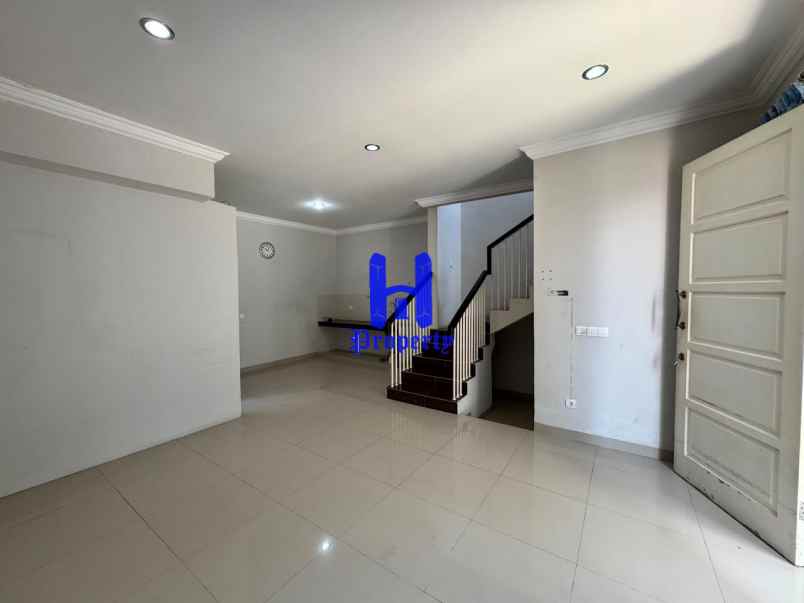 dijual rumah komplek citraland gama