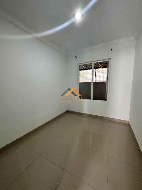 dijual rumah komplek citraland gama
