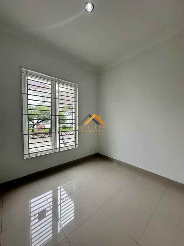 dijual rumah komplek citraland gama