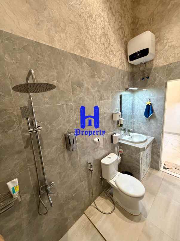 dijual rumah komplek griya manhattan