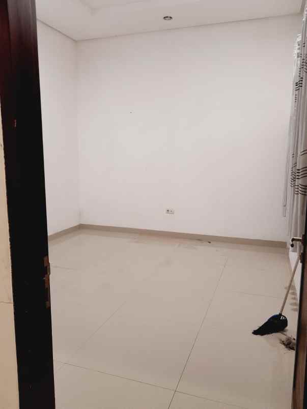 dijual rumah komplek mekarwangi jl