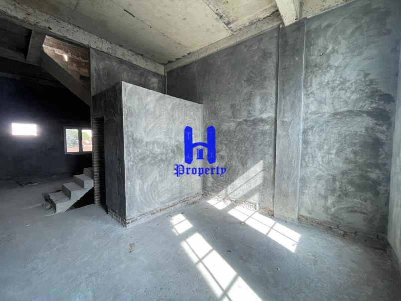 dijual rumah komplek the venetian jalan