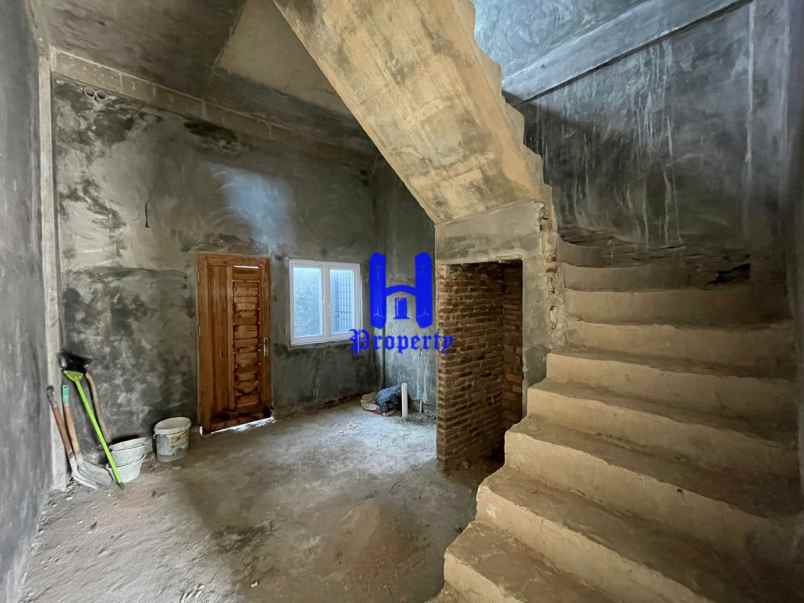 dijual rumah komplek the venetian jalan