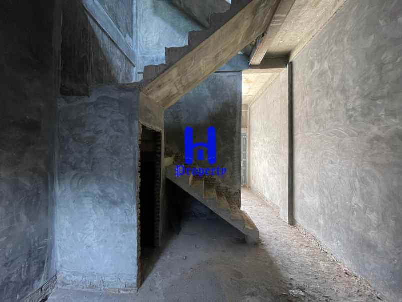 dijual rumah komplek the venetian jalan