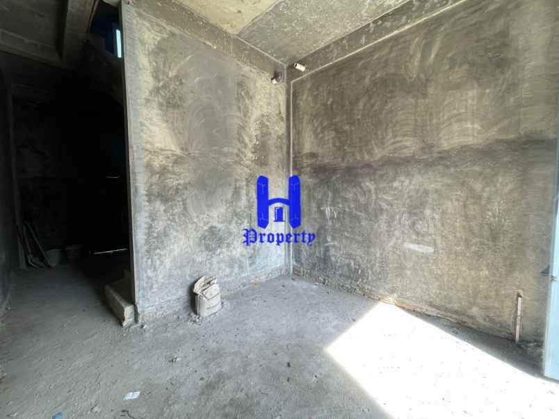 dijual rumah komplek the venetian jalan