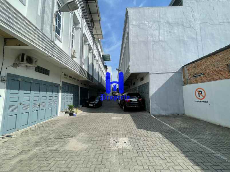 dijual rumah komplek the venetian jalan