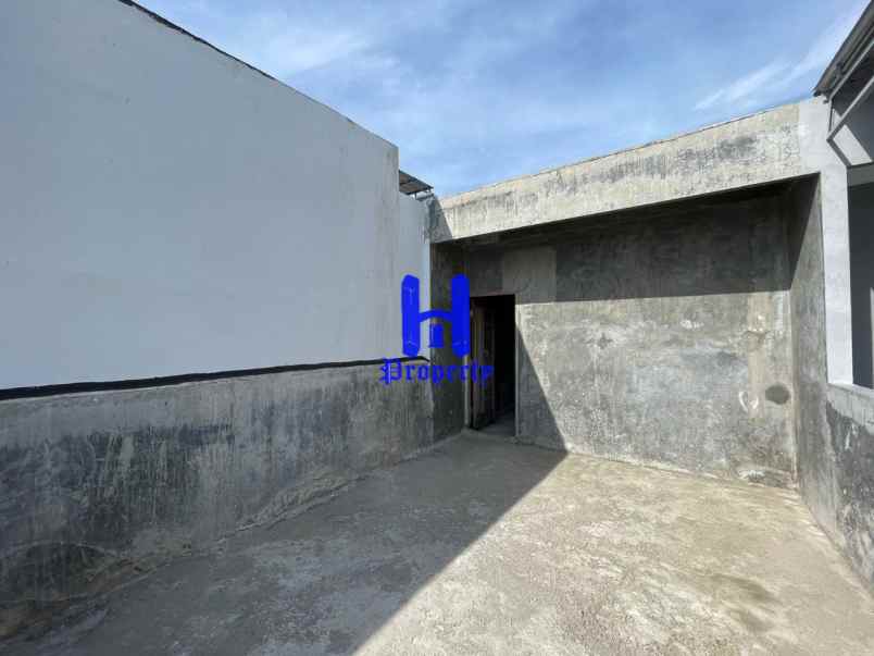 dijual rumah komplek the venetian jalan
