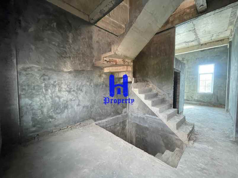 dijual rumah komplek the venetian jalan