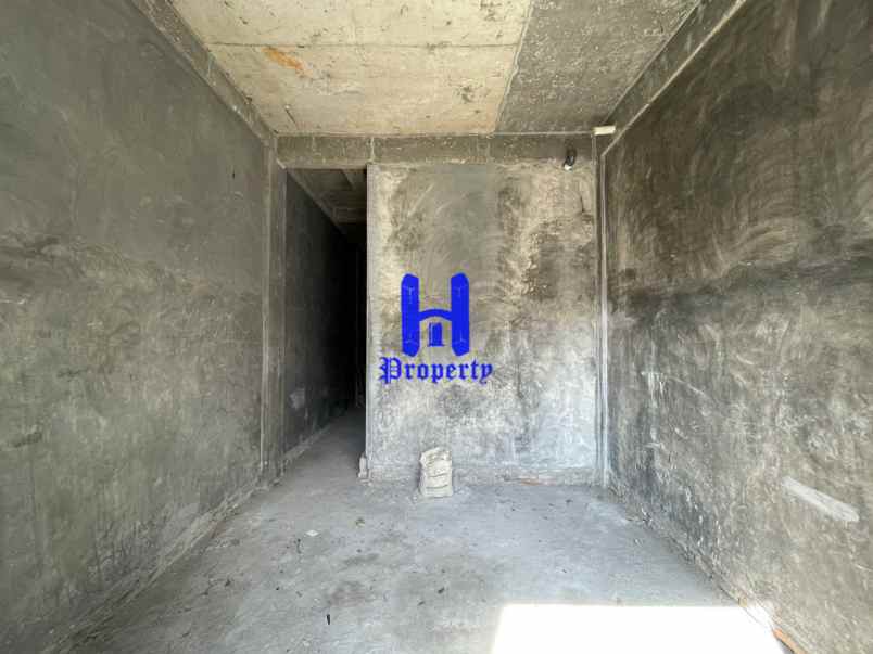 dijual rumah komplek the venetian jalan