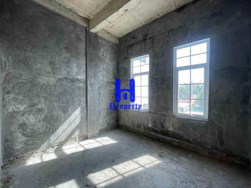 dijual rumah komplek the venetian jalan