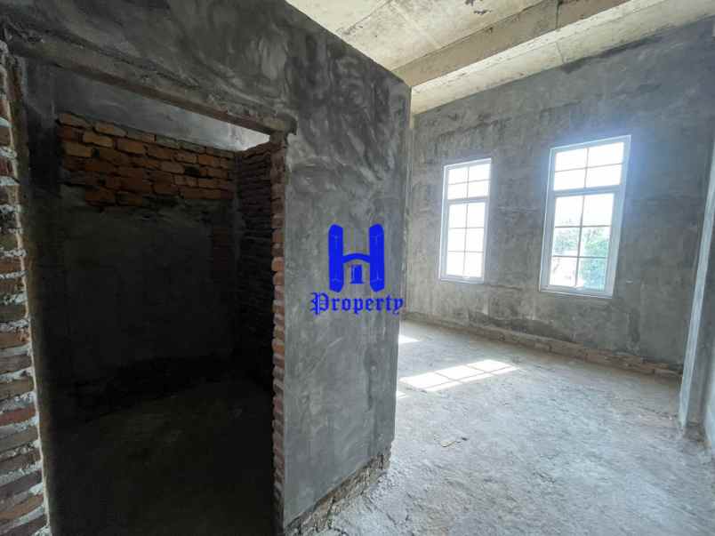 dijual rumah komplek the venetian jalan