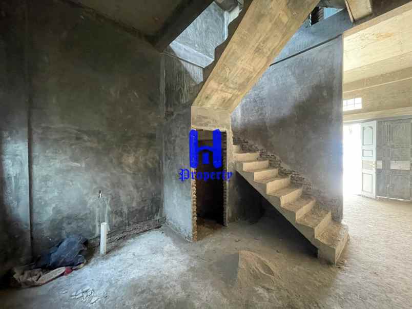 dijual rumah komplek the venetian jalan