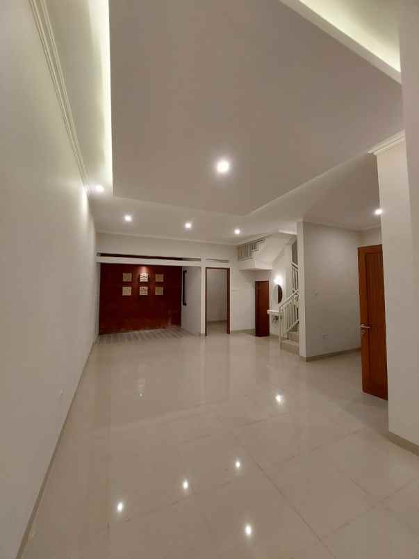 dijual rumah konsep resort bali jakarta timur