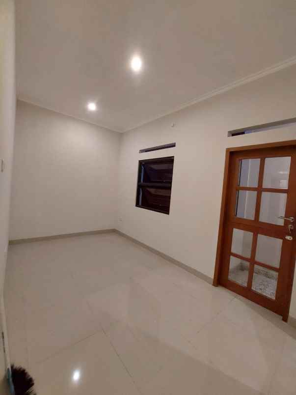 dijual rumah konsep resort bali jakarta timur