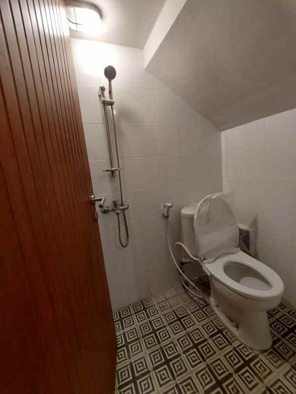 dijual rumah konsep resort bali jakarta timur