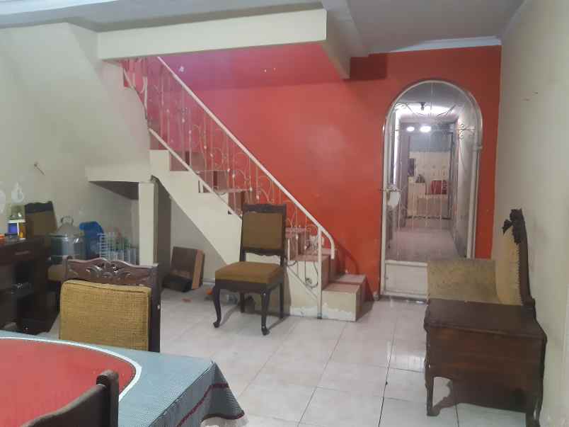 dijual rumah lama dekat kampus muhammad serudji jember