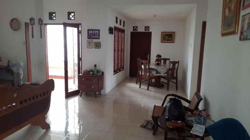 dijual rumah lokasi strategis di jl bumi sariwangi 1