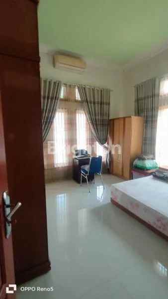 dijual rumah manis dalam komplek di pauh padang