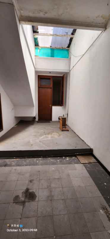 dijual rumah manyar