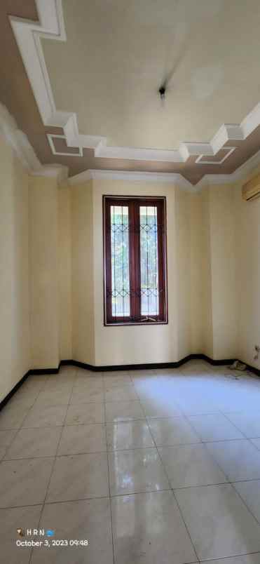 dijual rumah manyar