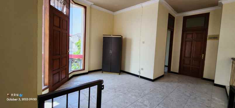 dijual rumah manyar