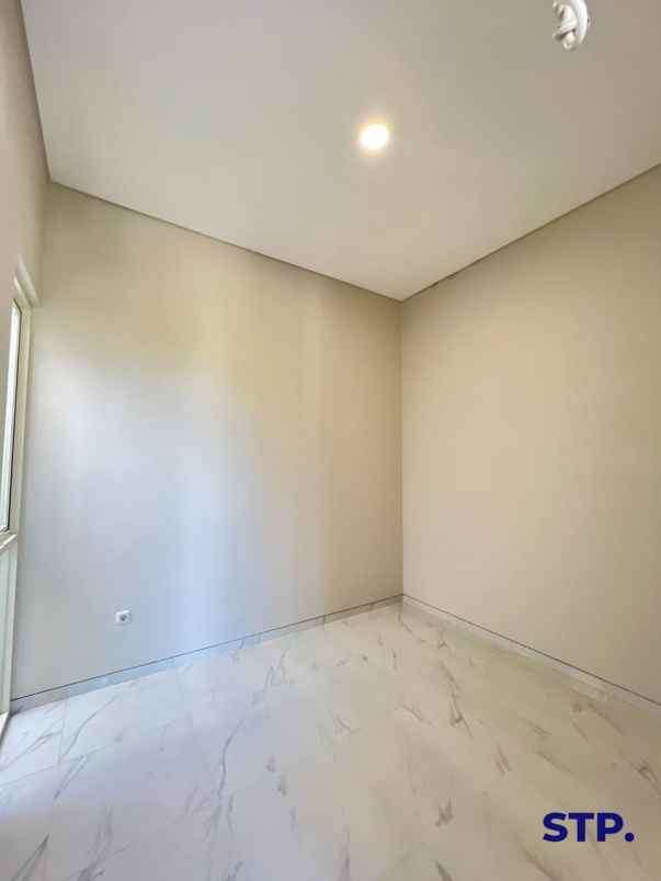 dijual rumah manyar tirtoyoso