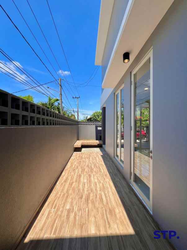 dijual rumah manyar tirtoyoso