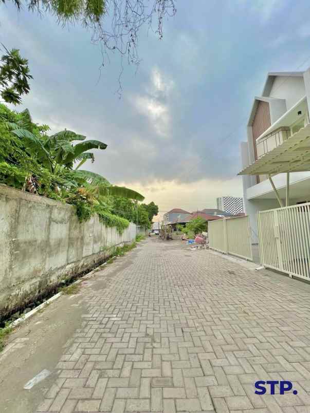 dijual rumah manyar tirtoyoso