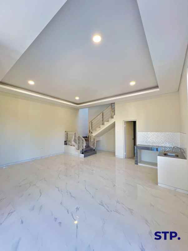 dijual rumah manyar tirtoyoso