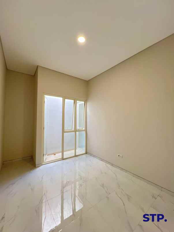 dijual rumah manyar tirtoyoso