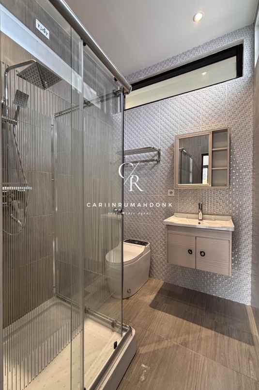 dijual rumah manyar tirtoyoso