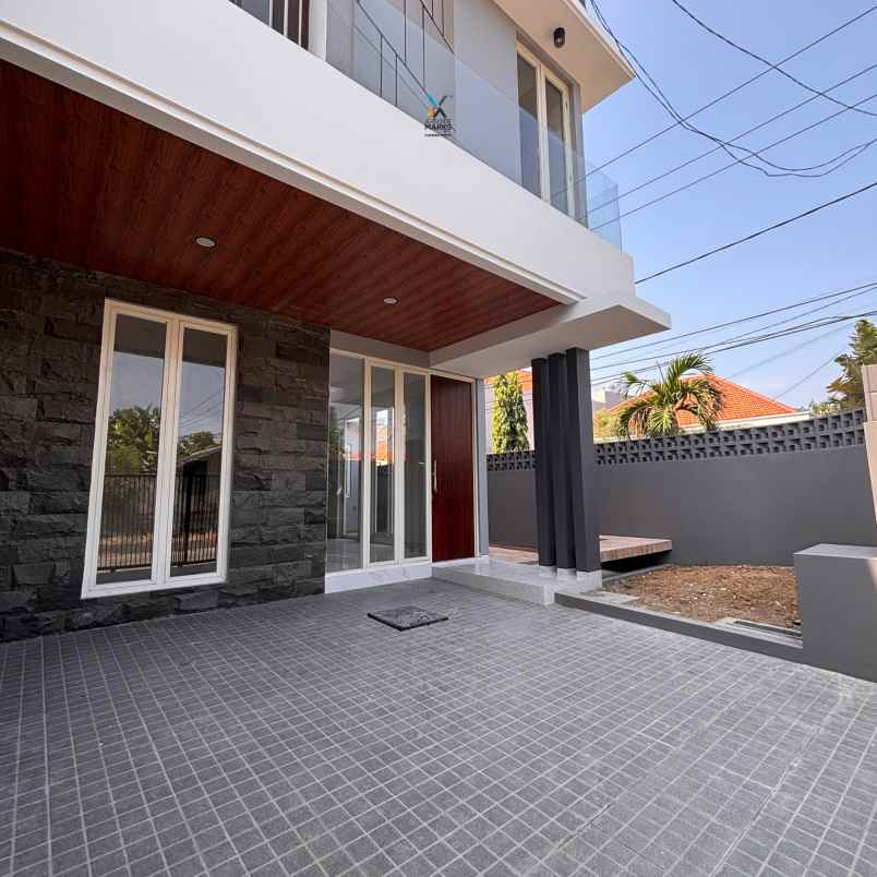 dijual rumah manyar tirtoyoso