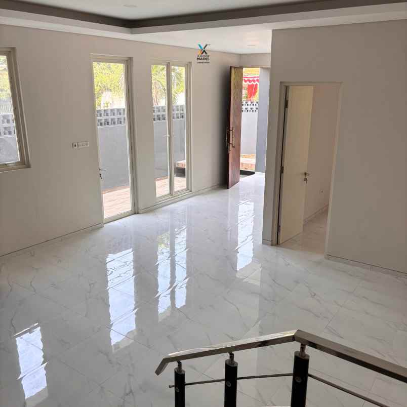 dijual rumah manyar tirtoyoso