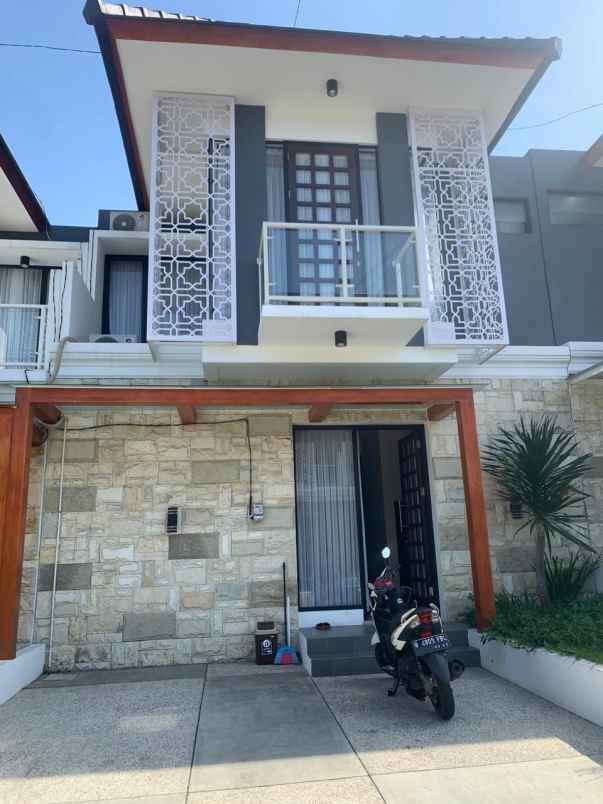 dijual rumah mewah lokasi akordion kota malang