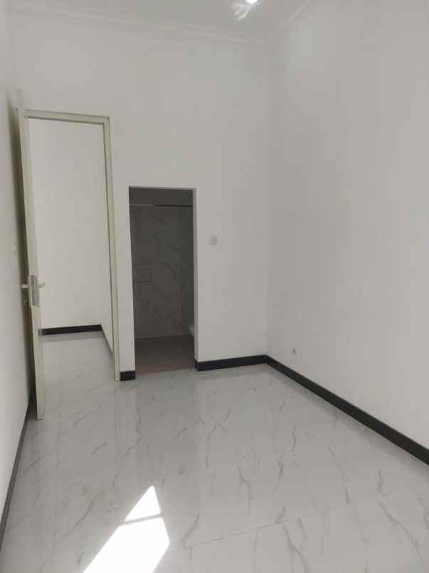 dijual rumah mulyosari utara