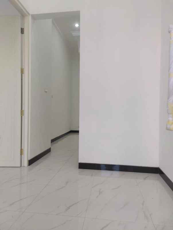 dijual rumah mulyosari utara