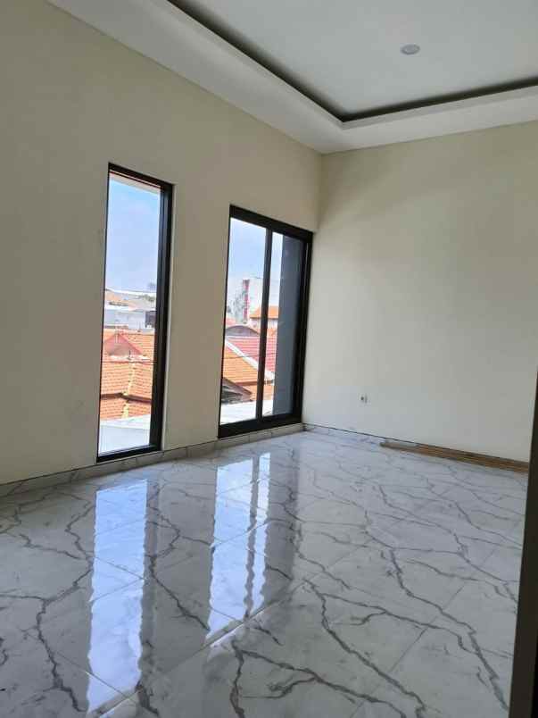 dijual rumah mulyosari utara