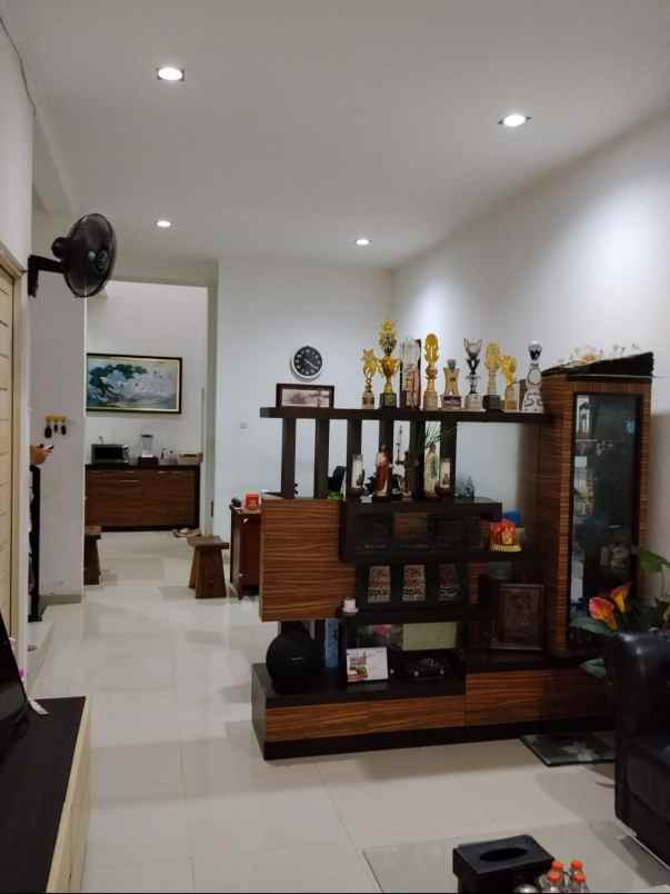 dijual rumah pakuwon city