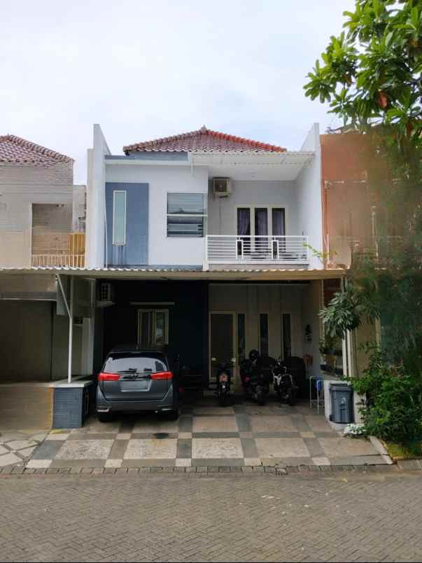 dijual rumah pakuwon city