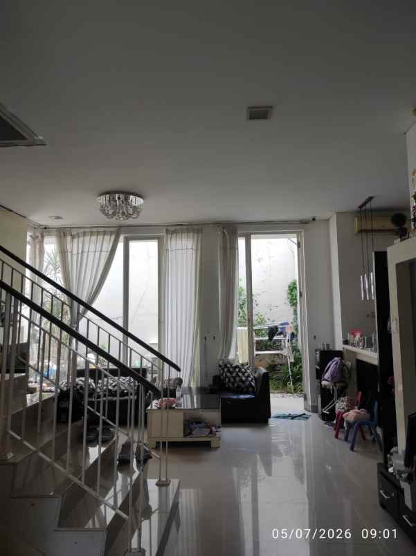 dijual rumah pakuwon city
