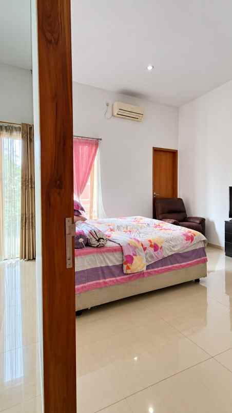 dijual rumah perumahan rungkut asri